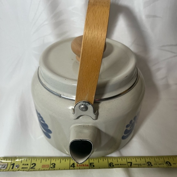 Pfaltzgraff Yorktowne metal enamel tea kettle. Wooden handle. - Picture 5 of 10